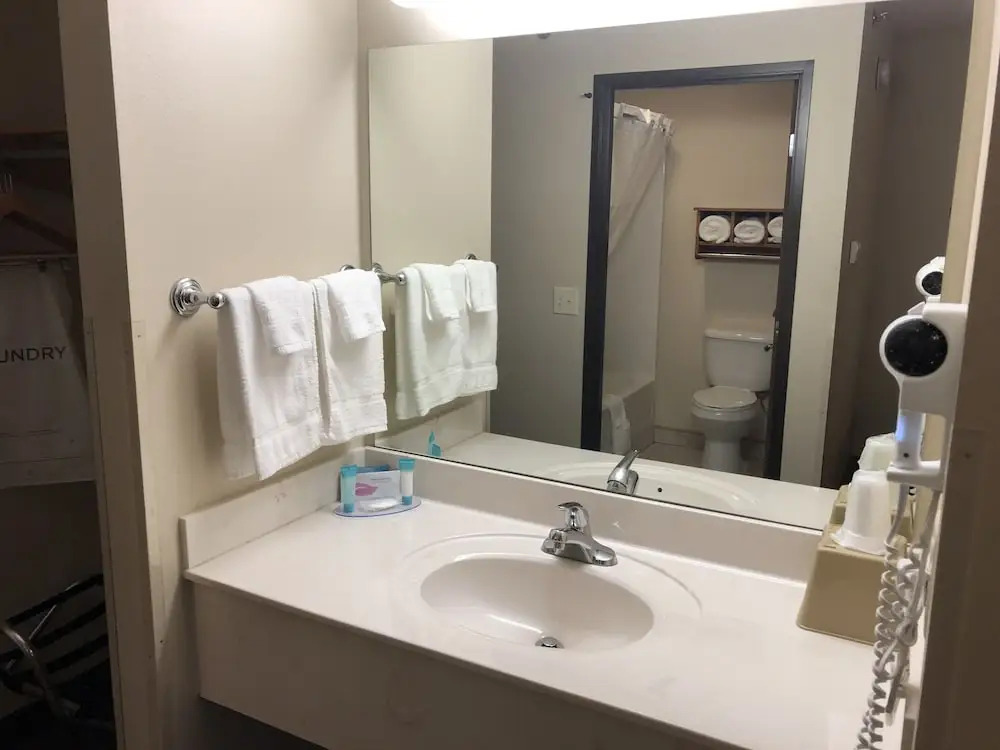 Shenandoah Inn & Suites