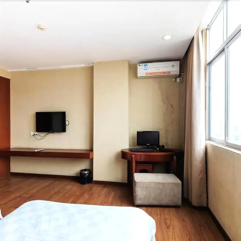 Yangjiang Poli Holiday Hotel (Jiangcheng Yueyun Bus Terminal)