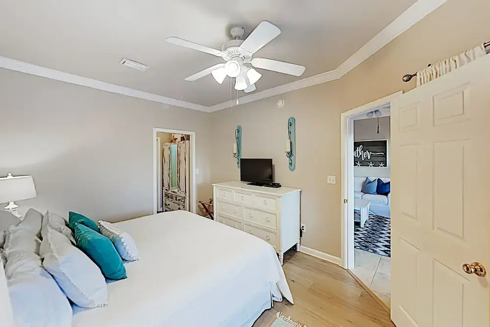 Walker Key Getaway W/ Pools, Marina & Boat Slip 3 Bedroom Condo