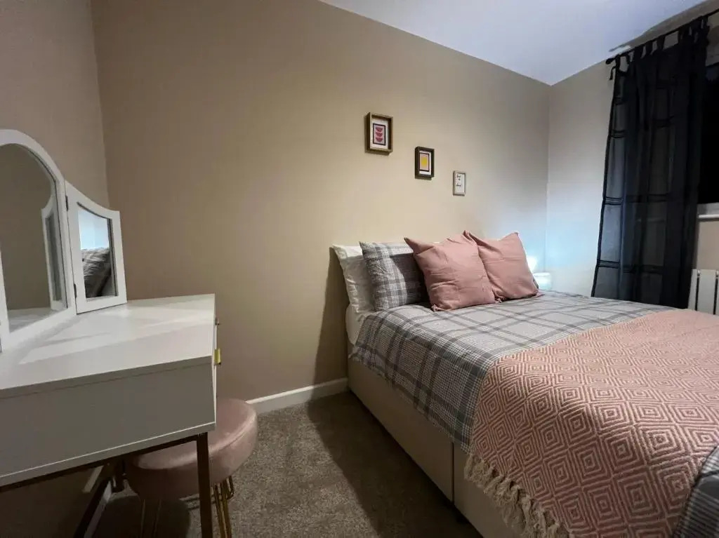Charming 4-bed House in Winchester,free Parking