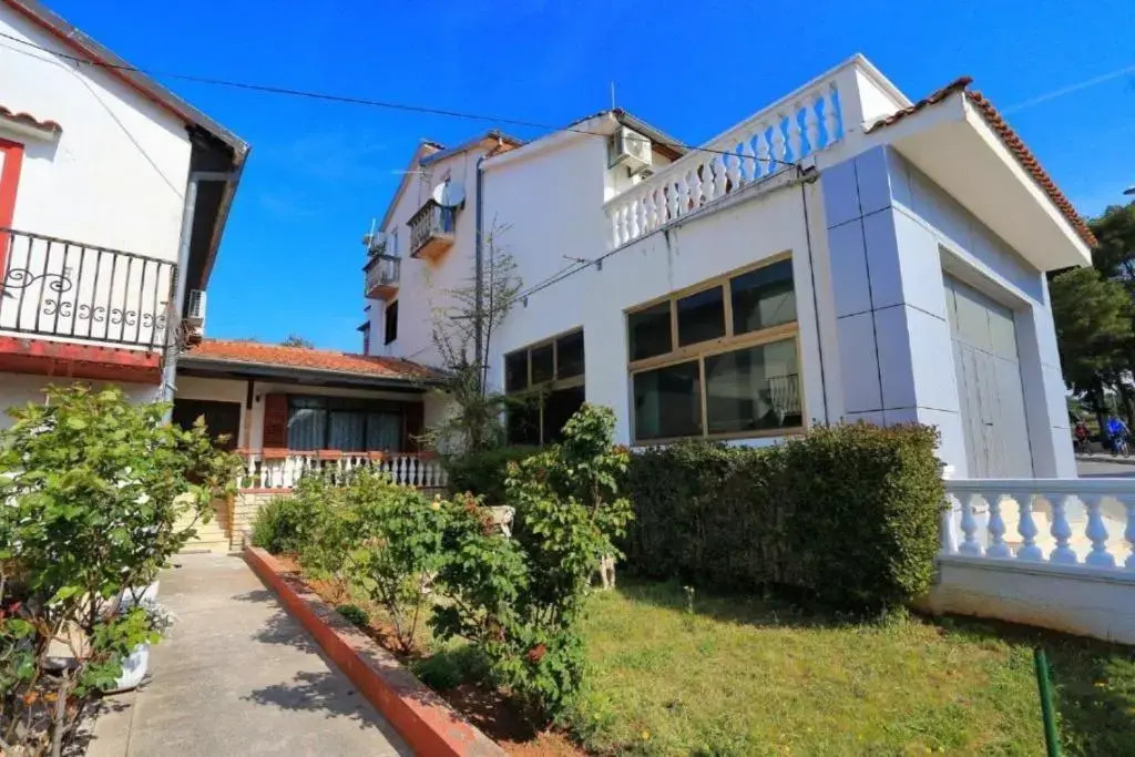 Apartments More - 300 m from beach