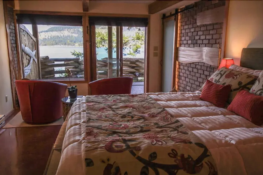 Salmonberry Inn