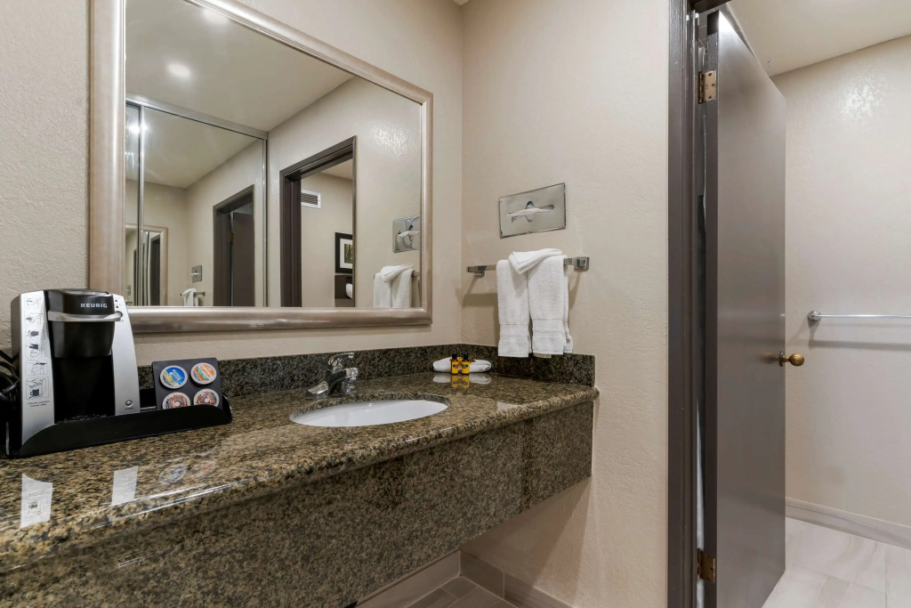 Best Western Plus Forest Park Inn
