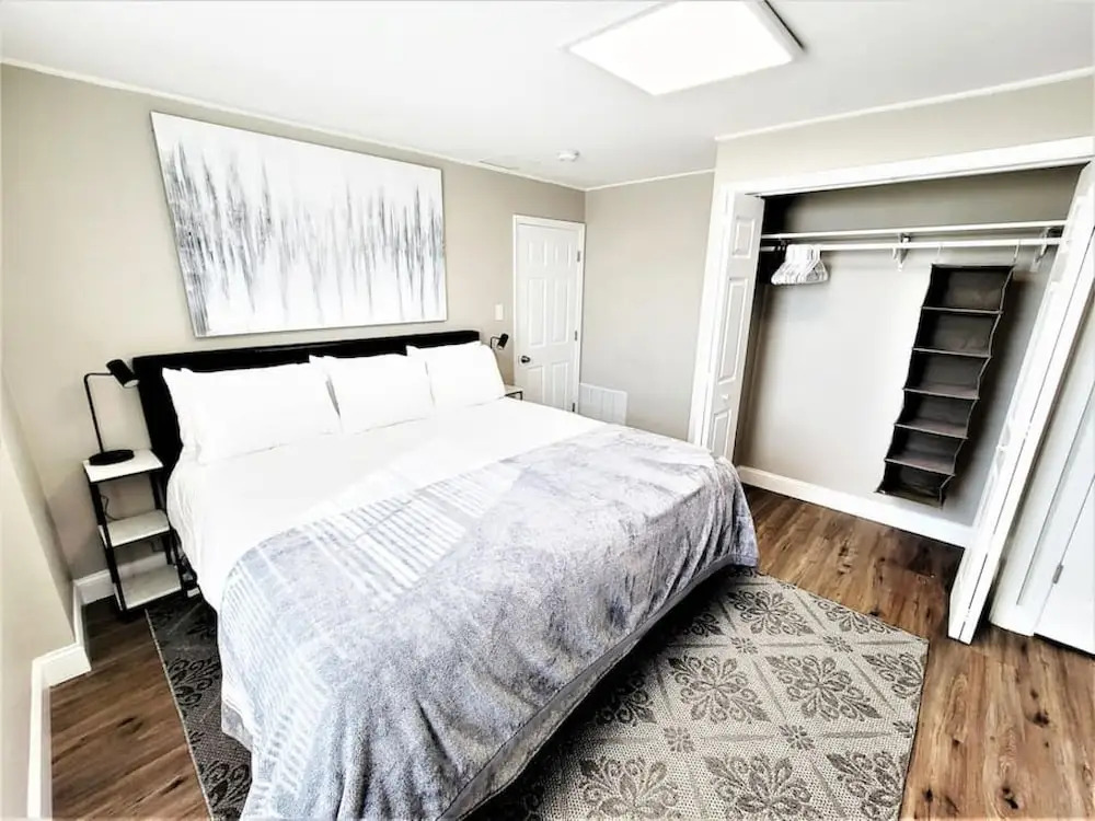 The Loft at Park Place - 3rd Floor Walk up King and Queen Beds Fast Wifi and Free Coffee