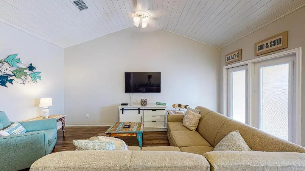 BC403 Fabulous Townhome with Beach Decor, Shared Heated Pool, Garage Access