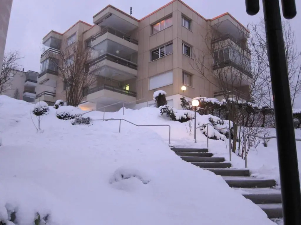 2.5-Zimmer-Wohnung Balkon freie See- und Bergsicht, Garage PPe
