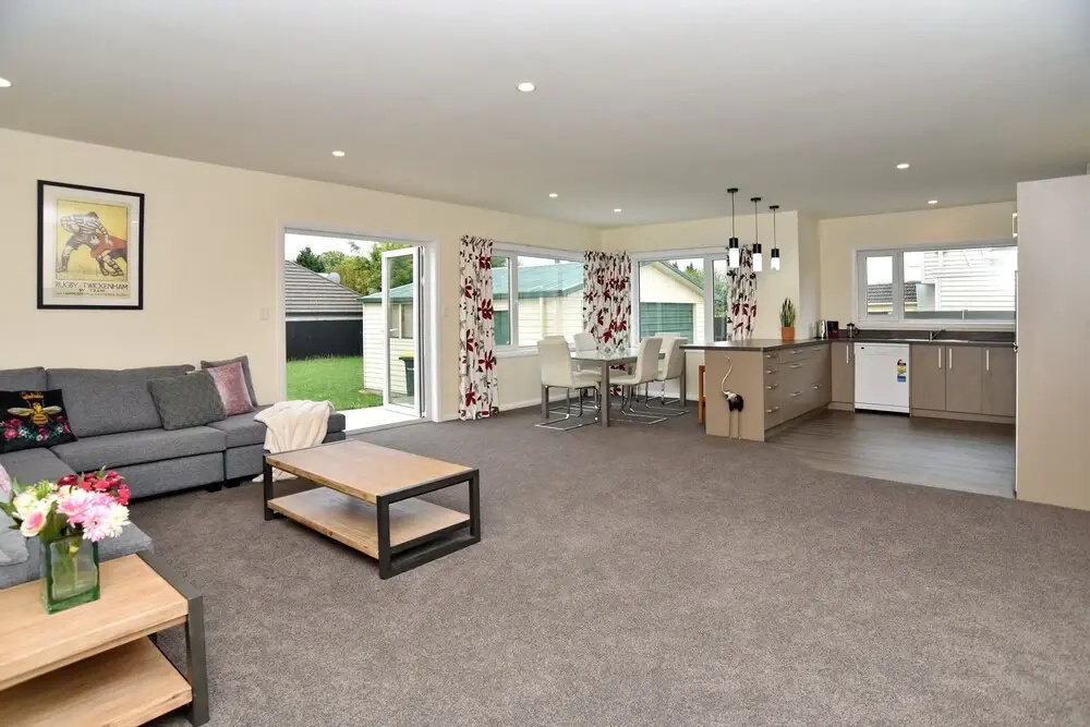 Room to spread out - fenced lawn, pets welcome - Weston Villa