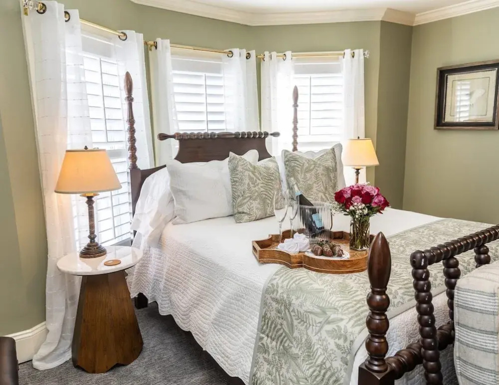 White Doe Inn Bed & Breakfast