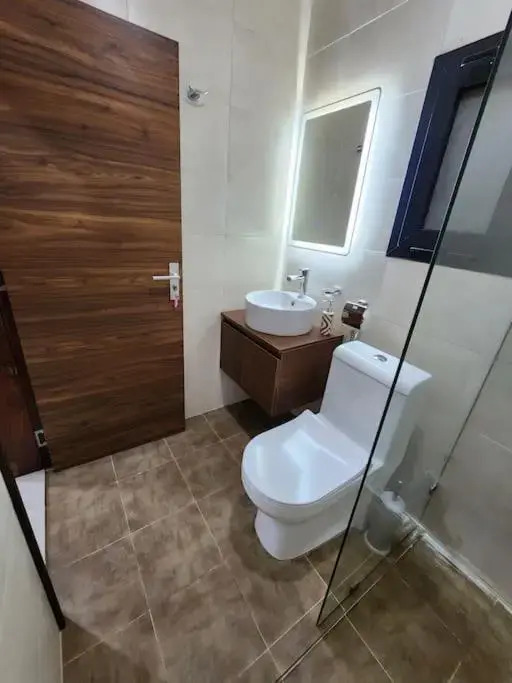 Modern 2-bedroom unit with pool and beach access