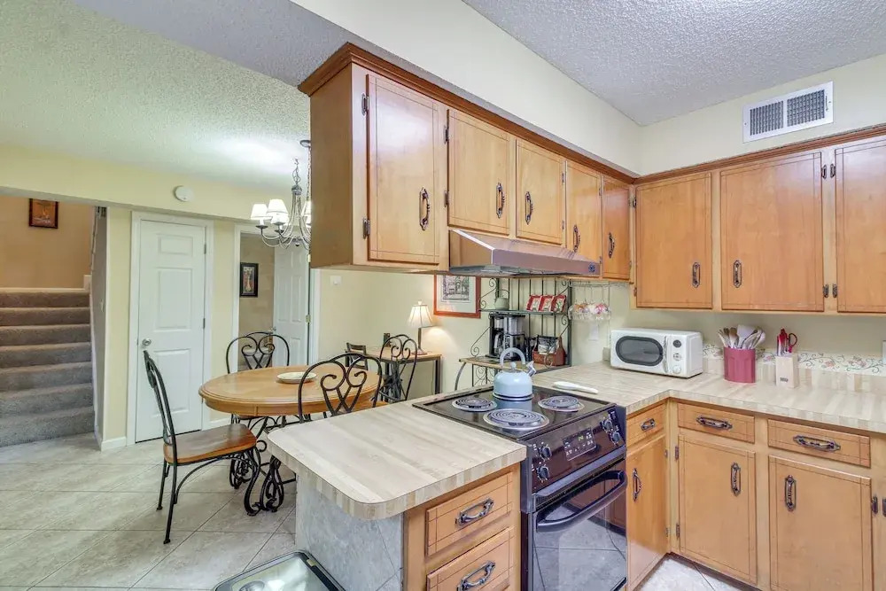 5 Mi to Pensacola Beach: Townhome w/ Yard