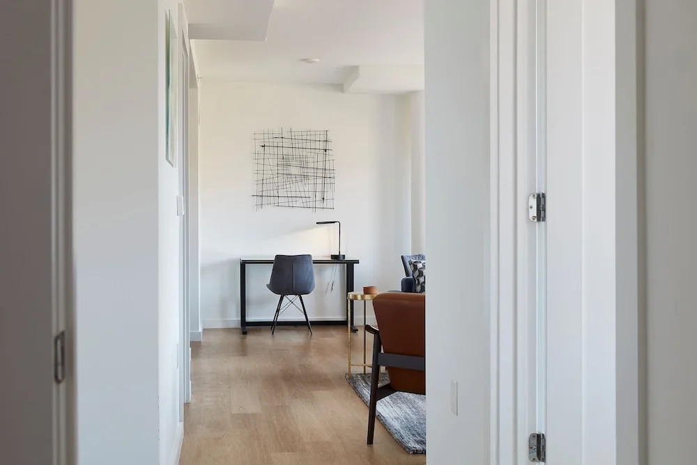 Stylish 2 BR w Roof Deck Access - Mins to NYC