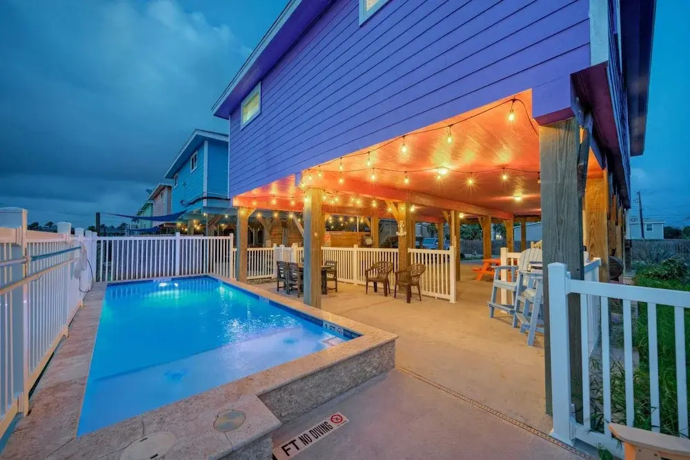 Purple Parrot by Avantstay Heated Pool, Beach Access & Central Port A Location