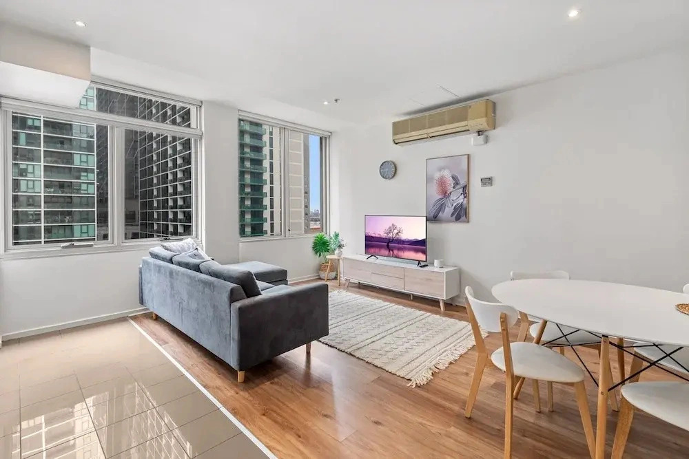 Melbourne CBD 2BR Apt With Pool & Gym Access
