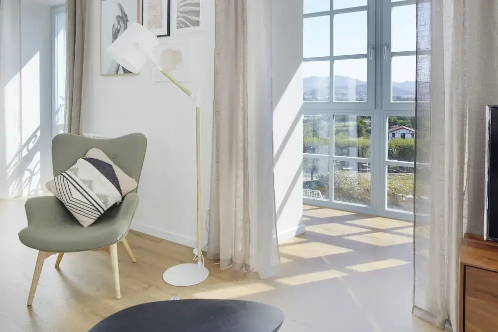 H SUITE3B by Smiling Rentals