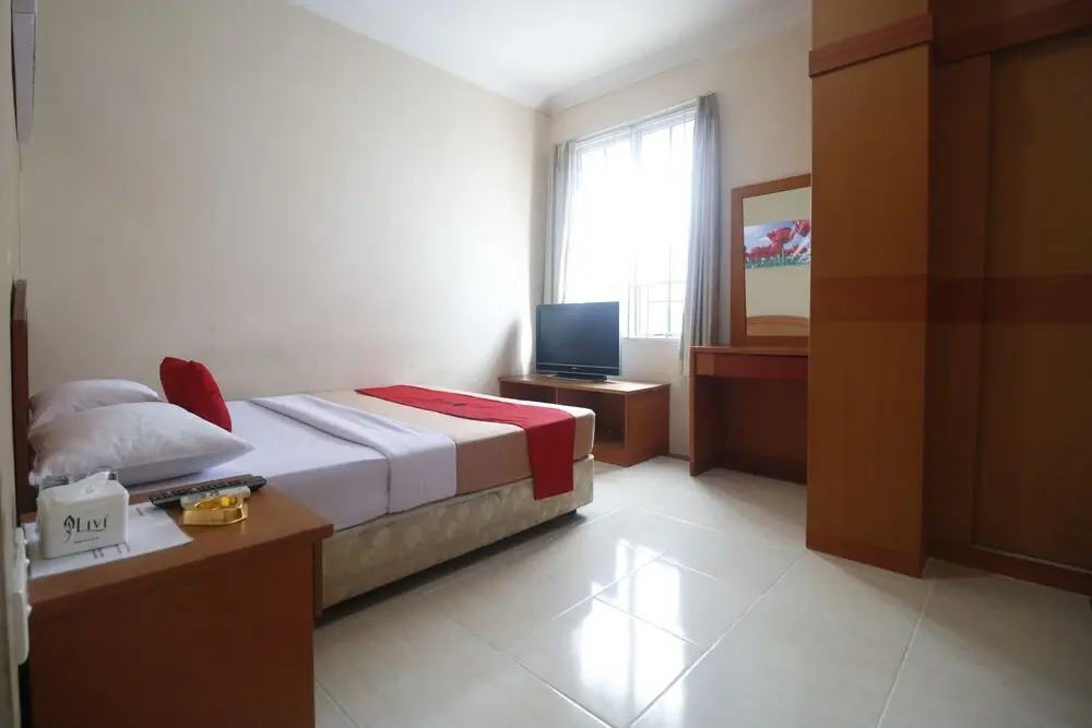 RedDoorz Plus near Gold Coast Ferry Terminal Batam