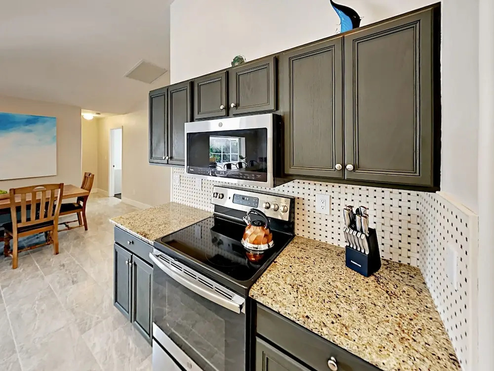 Chic Canalfront - 4 Br Home