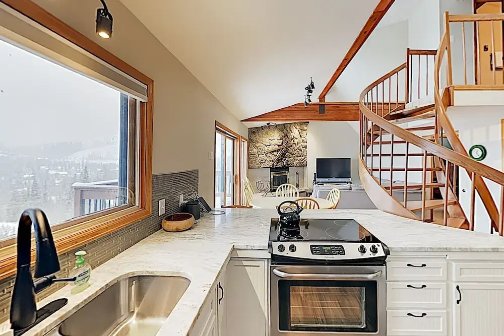 Top-floor W/ Deck & Expansive Mountain Views 3 Bedroom Condo