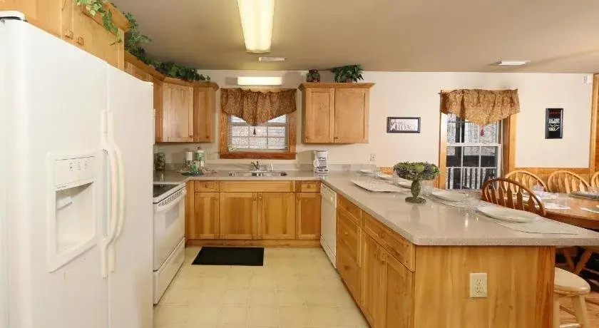 Cedar Falls 8 3 Br cabin by RedAwning