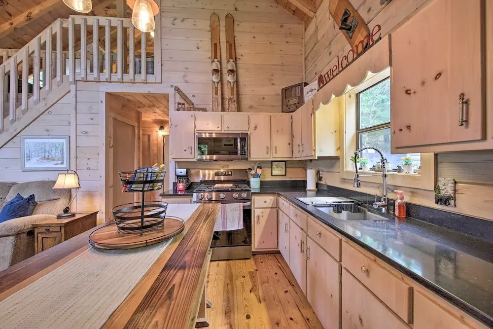 Treetop Hideout w/ Long-range Mountain Views!