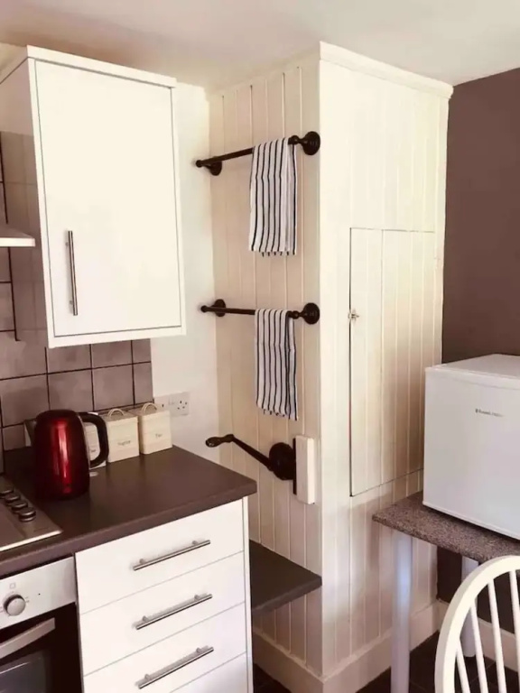 Charming 3 Double Bed Cottage by the River