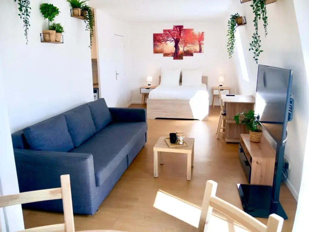 Le Petit Soleil de Corbeil (Adults Only)