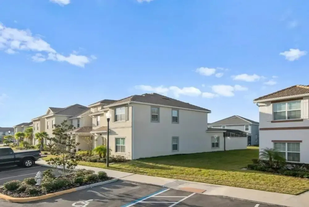 9033 Spectacular Townhouse for Your Family With an Awesome Clubhouse