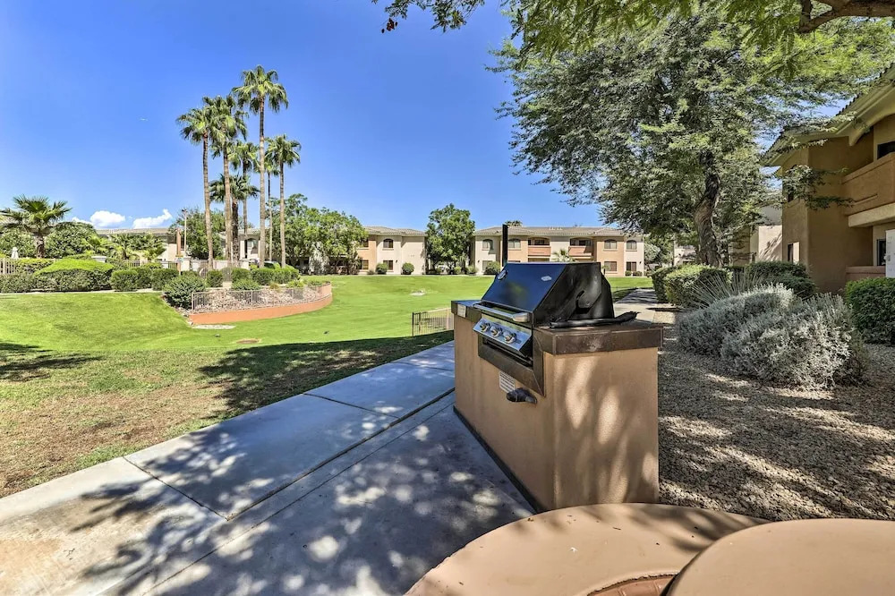 Quiet Phoenix Condo Near Westgate & Hiking Areas