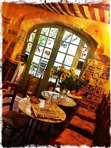 Le Petit Cafe