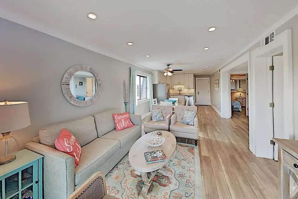 Stylish W/ Pools, Tennis - Steps To Sand 2 Bedroom Condo