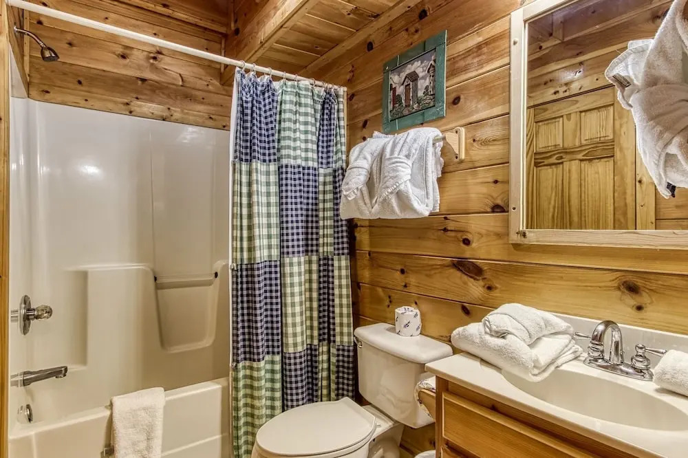 ER227 - Bearry Nice Great Location - Close To Town! 1 Bedroom Cabin by RedAwning