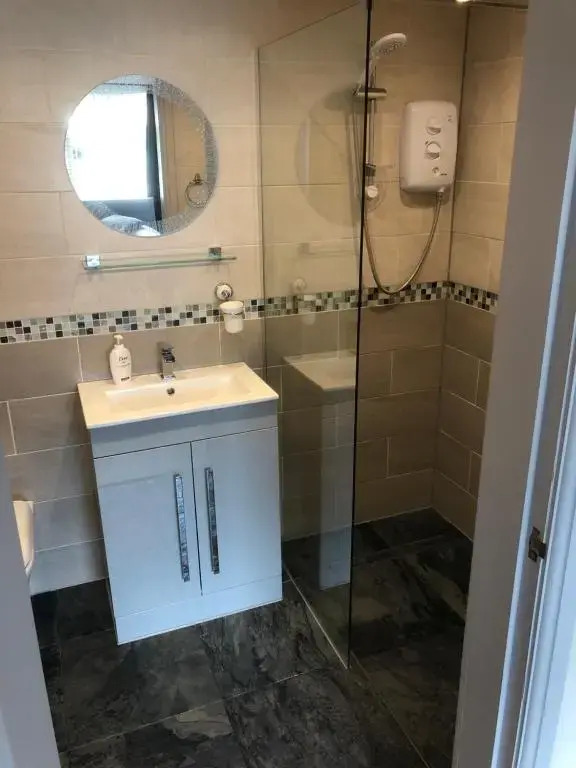 Private en-suite guestroom Ruthin
