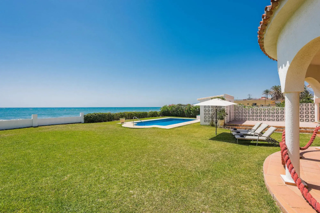 1100 - Beach Front Villa