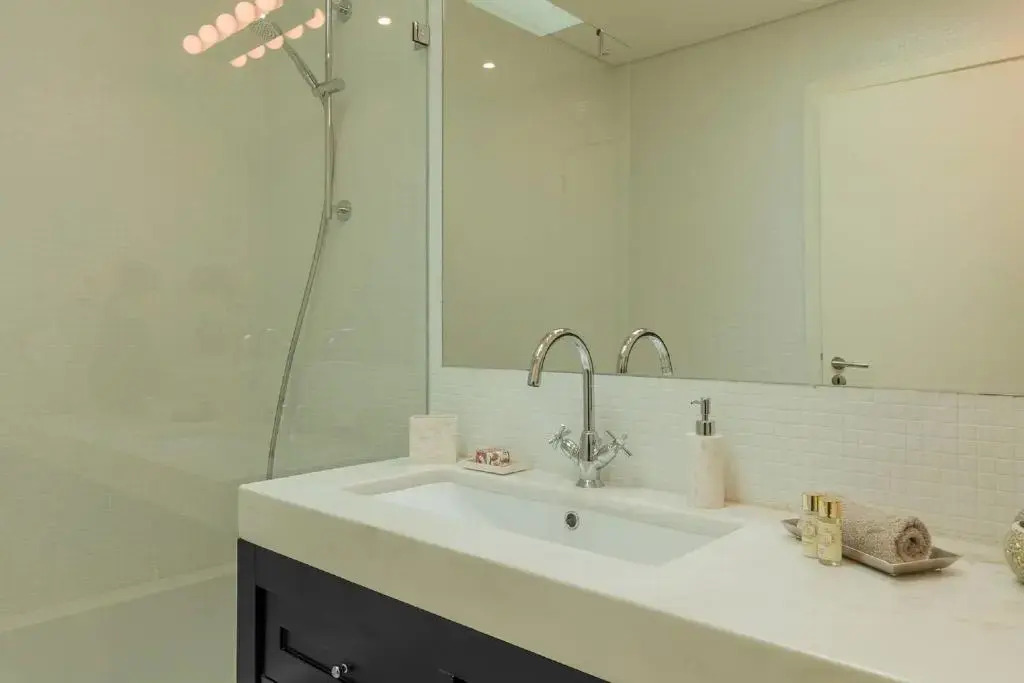 Very central and cool 2 bed apartment with balcony & parking 77 by Lisbonne Collection