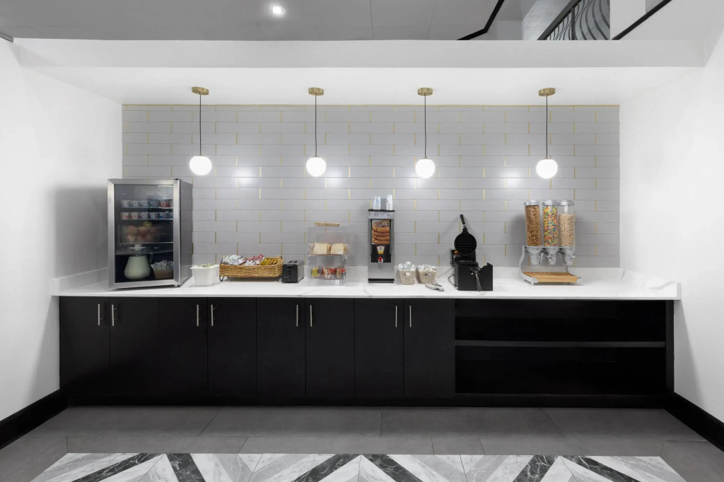 La Quinta Inn & Suites by Wyndham Houston Bush IAH South