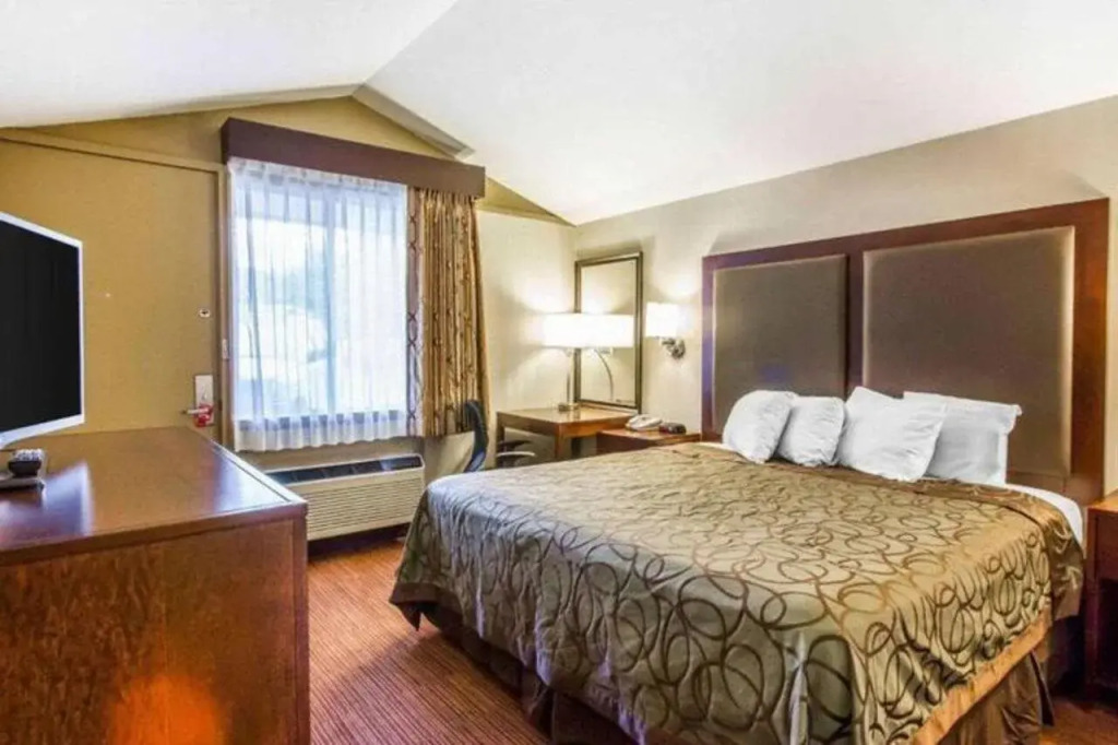 Econo Lodge University