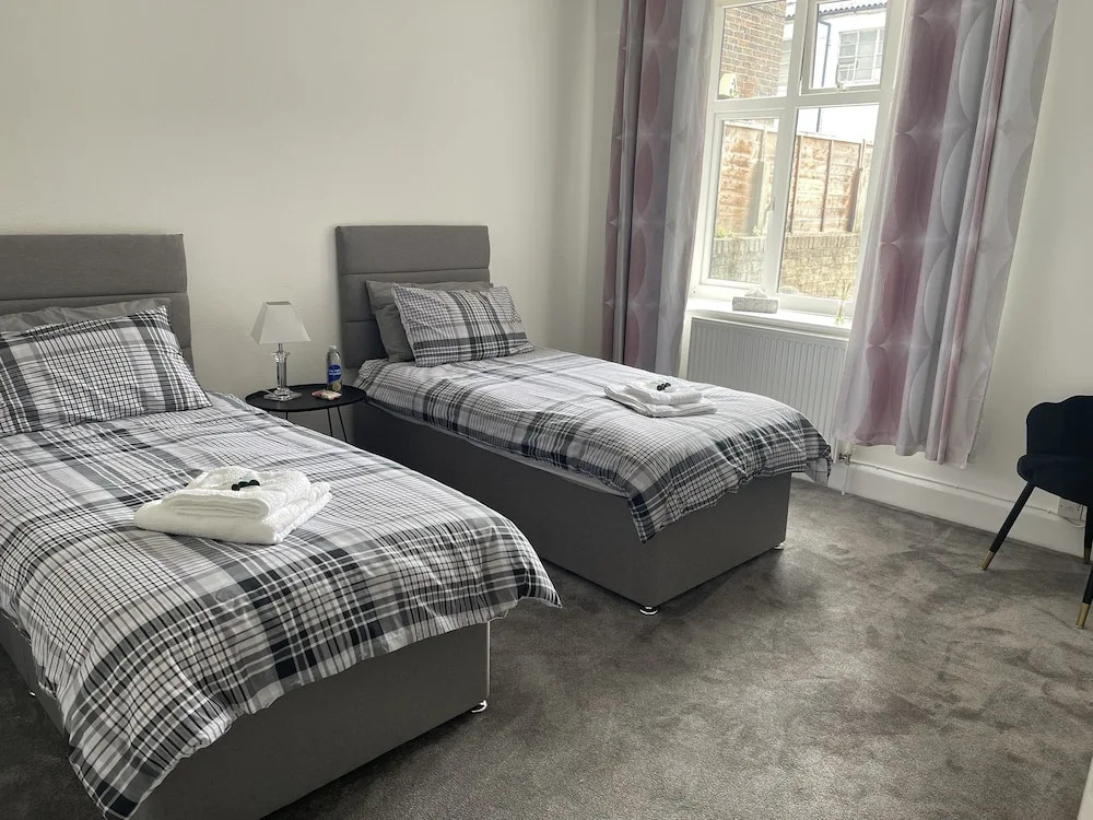 2-bed, Sleeps 4, Free Parking, Pets Allowed
