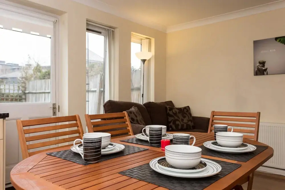2 Bedroom House Near Wapping Station