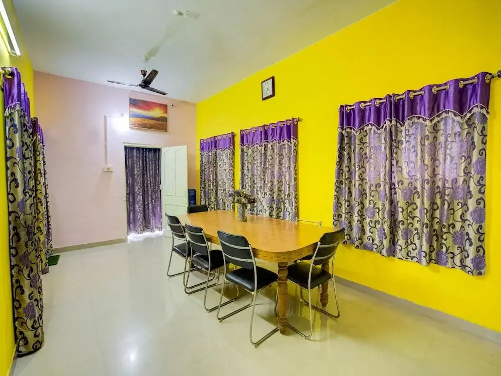 Executives Palace by OYO Rooms