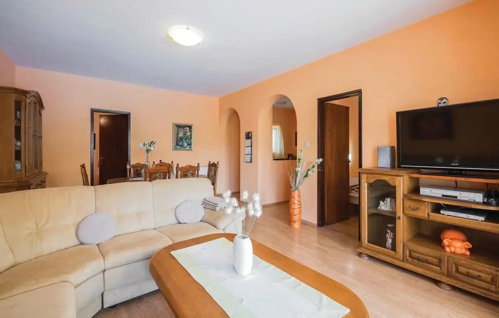 Amazing Home In Liznjan With Kitchen