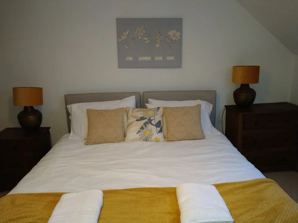 5 Bedrooms/sleeps 10-12/free Wifi & Parking/garden