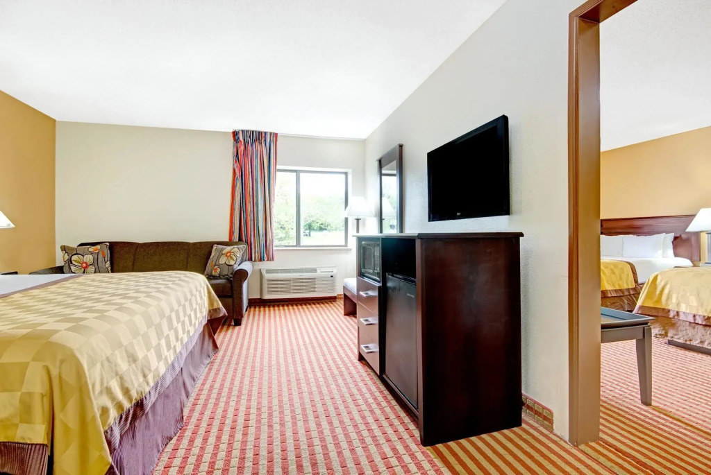 Days Inn and Suites Kansas City South