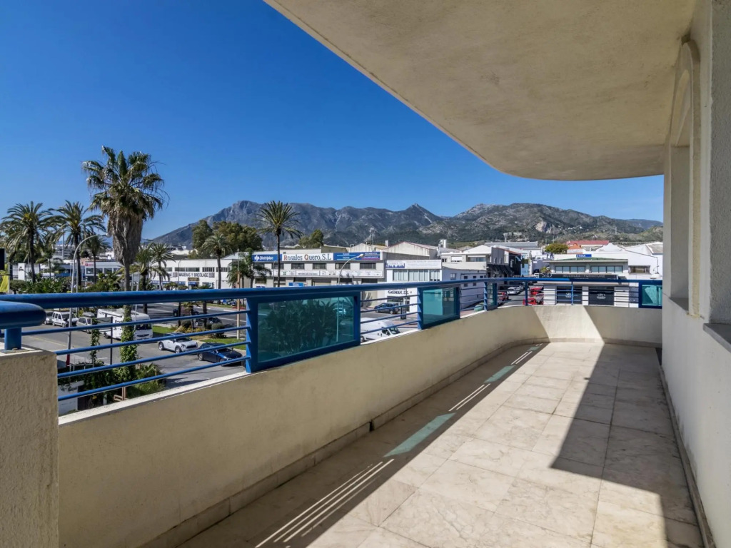 Pet Friendly apartment on the beach 306