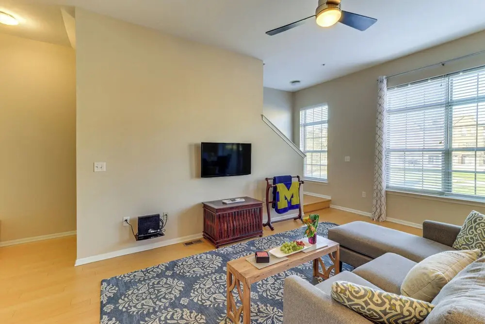 25 Mi to Detroit: Townhome w/ Smart TV!