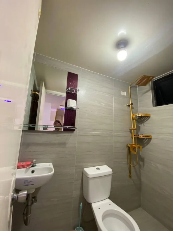 Golden Loft With Mood Lighting,stylish Staycation Loft Fast Wi-fi, Soft Couch