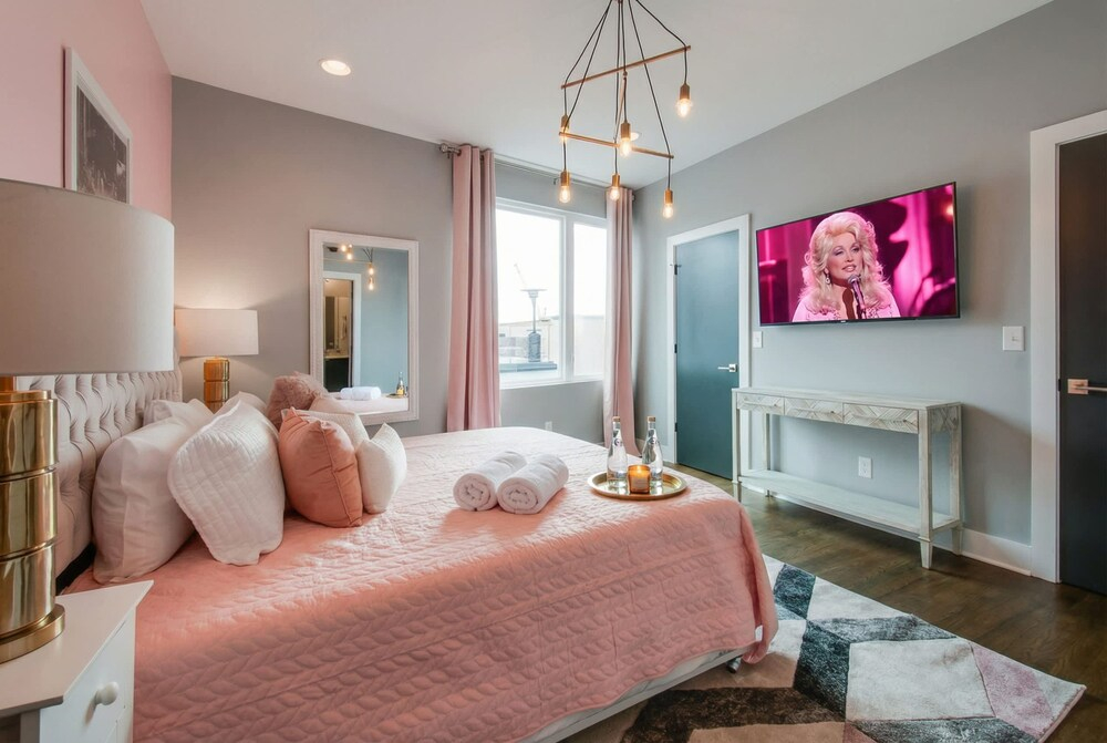 King Queen 2 Homes - 24 Beds City Views