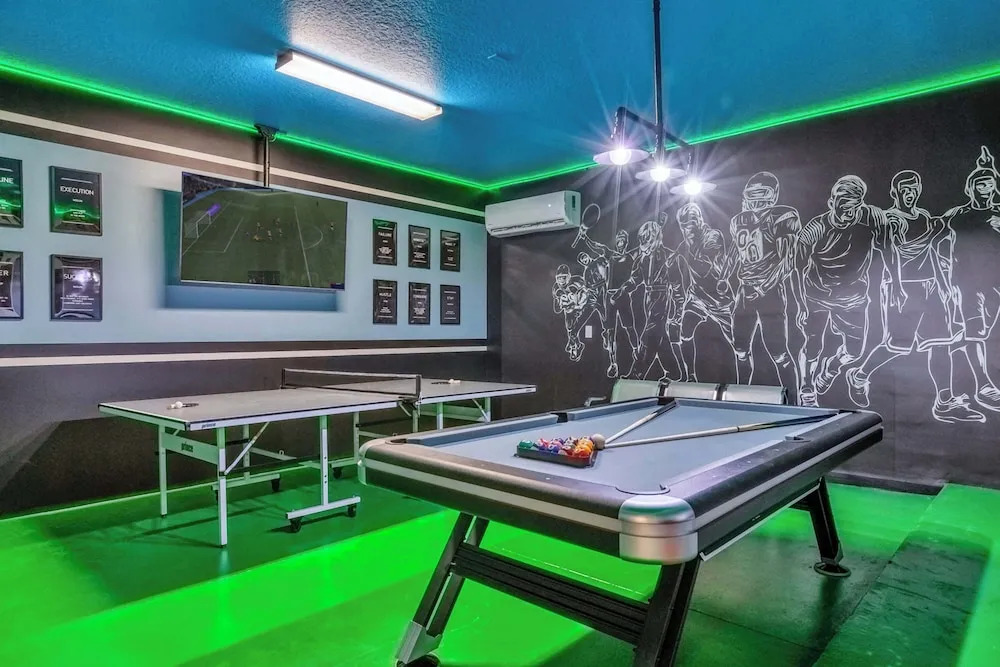 Upstay - Lively Mansion w Pool, Theater, Games