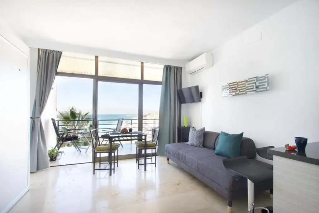 Sea front studio with spacious balcony Santa Clara