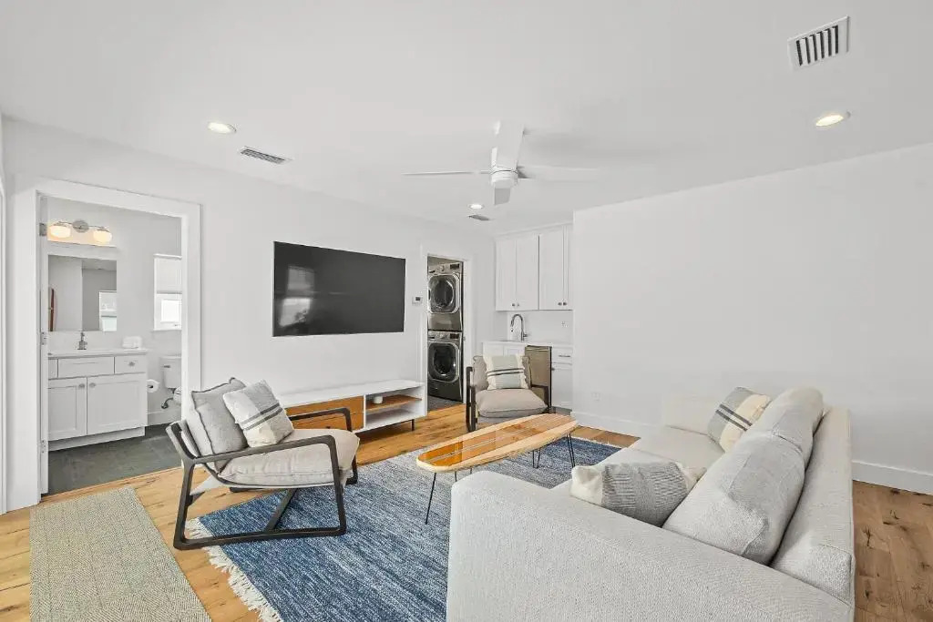 Endless Summer Oasis- Luxury 5br, heated pool, elevator, steps to ocean!