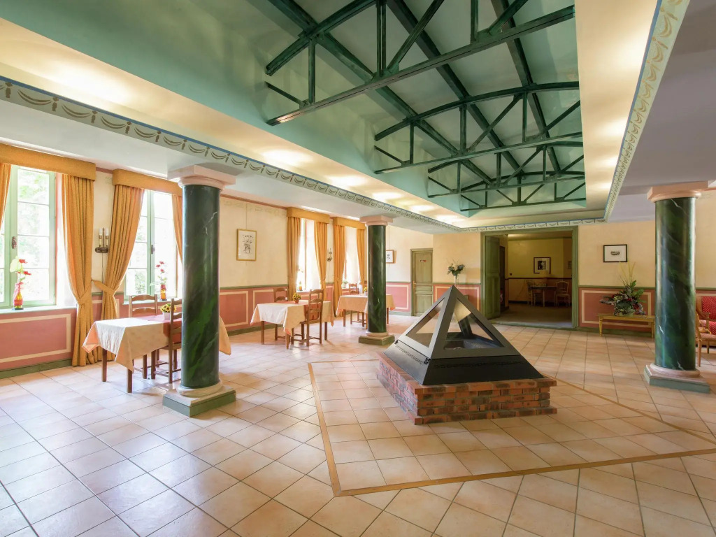 A beautiful 2 persons studio in a chateau with swimming pool