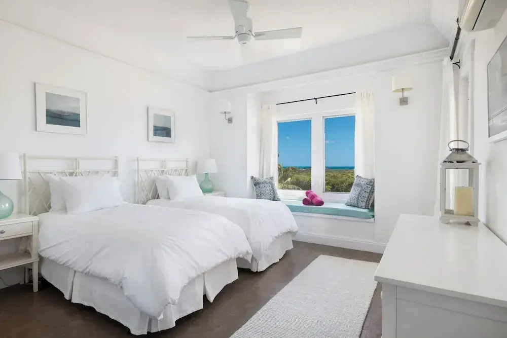 Island Paradise: Secluded Retreat, Breathtaking Views